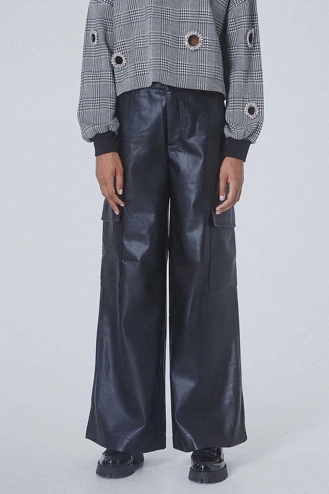 Pantalón ancho cargo efecto piel