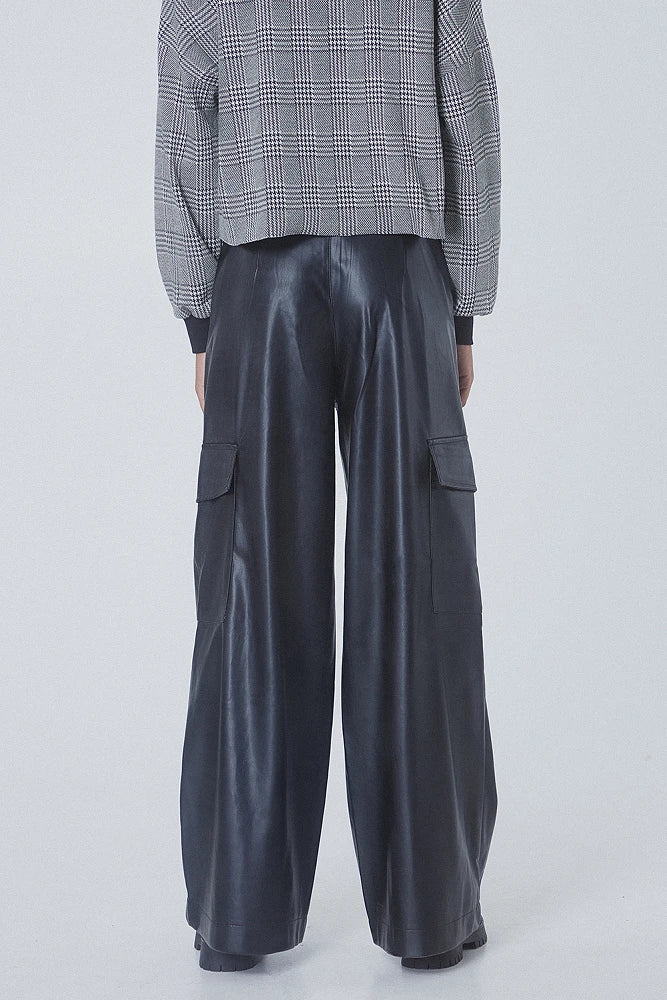 Pantalón ancho cargo efecto piel