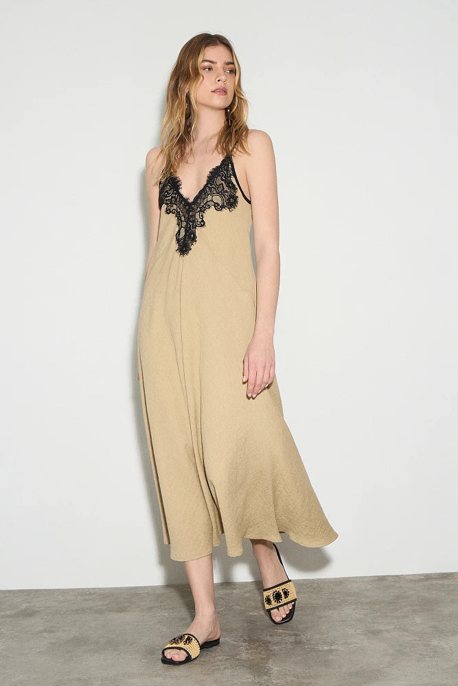 Vestido maxi con encaje