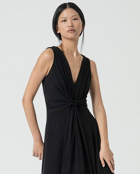 Vestido largo sin mangas con nudo frontal