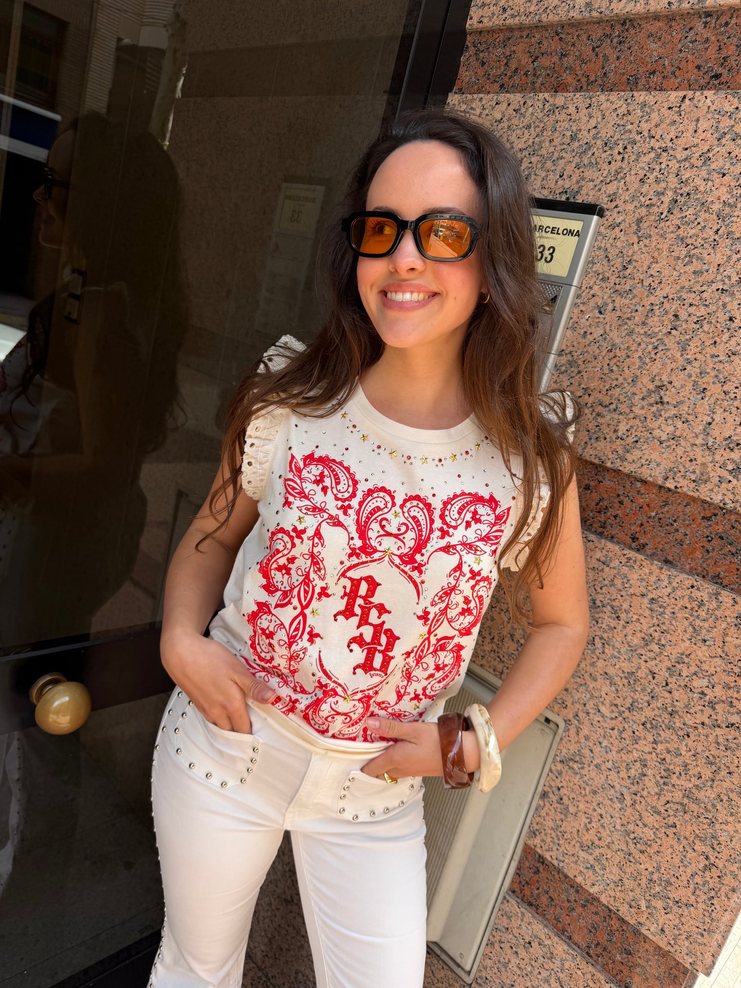 Pantalón flare con detalle de tachuelas
