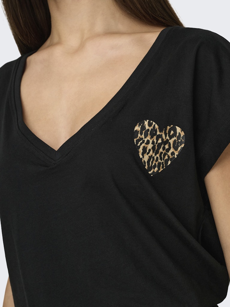 Camiseta con corazón animal print