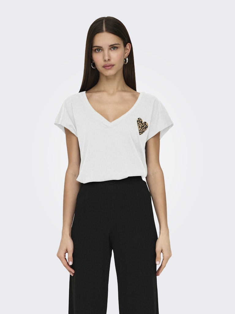 Camiseta con corazón animal print
