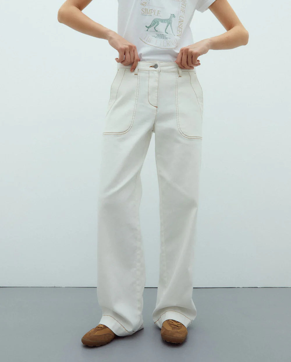 Pantalón de tiro alto con detalle en costuras