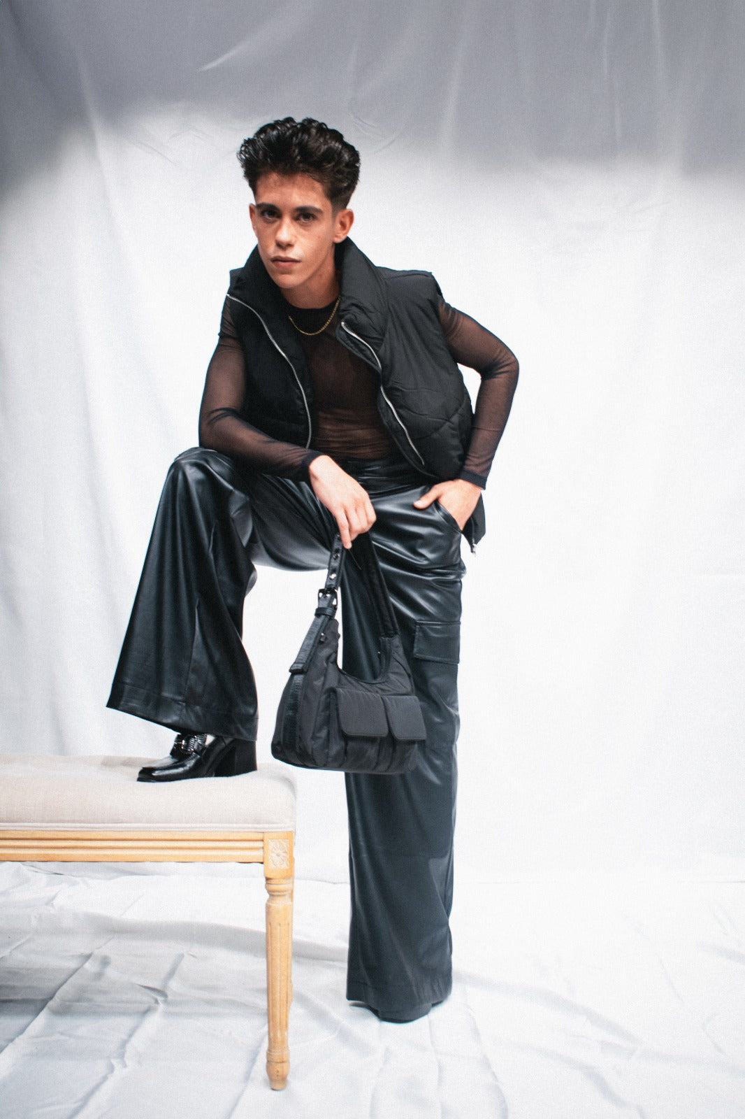 Pantalón ancho cargo efecto piel