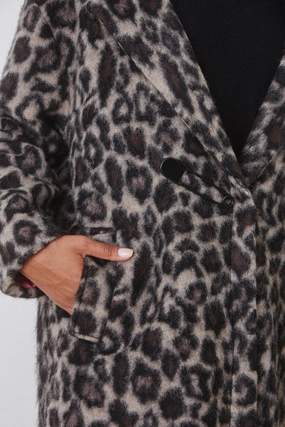 Abrigo con estampado de leopardo gris
