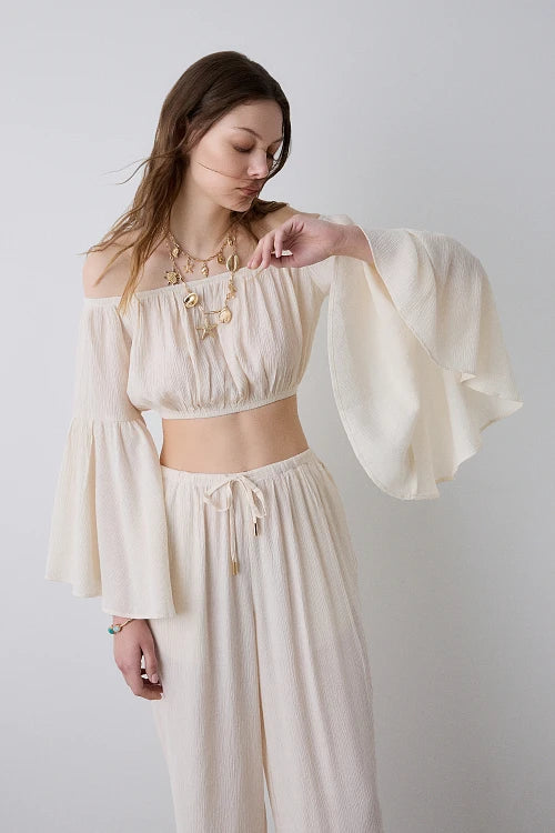 Top off-shoulder con mangas acampanadas