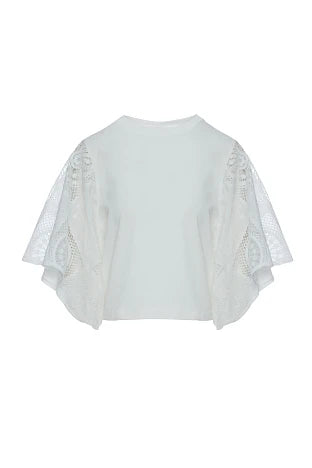 Blusa blanca con bordados y manga amplia