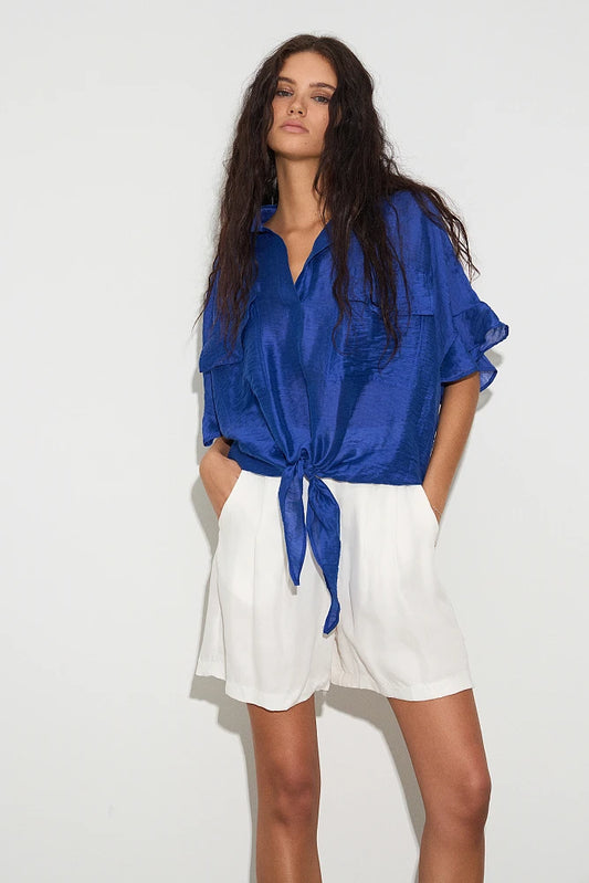 Blusa con volantes y lazo delantero