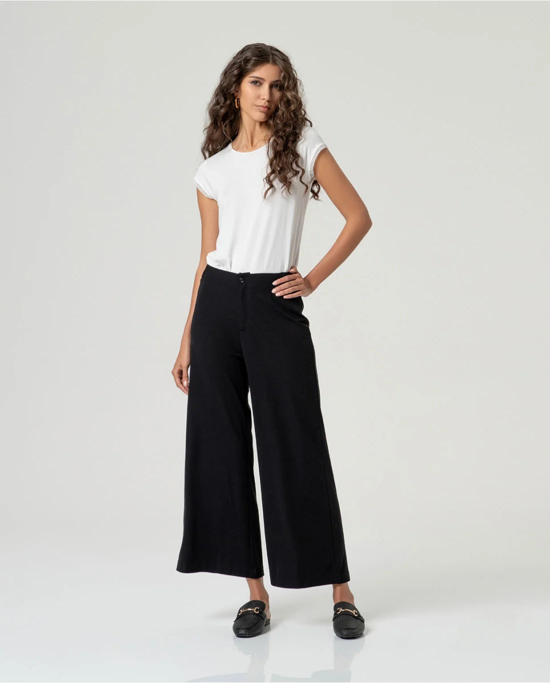 Pantalón fluido crop de corte amplio