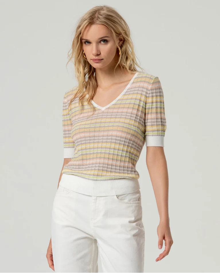Top de punto multicolor de manga corta