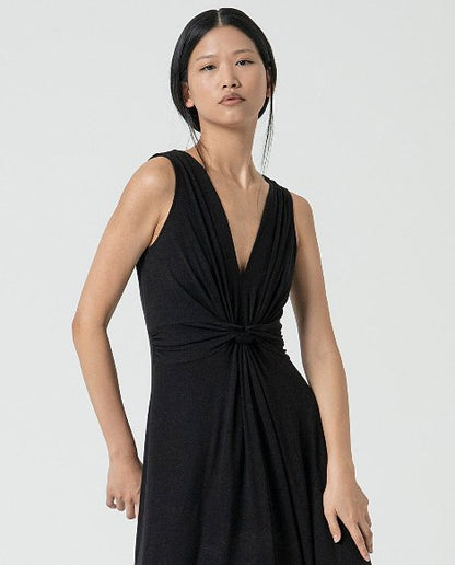 Vestido largo sin mangas con nudo frontal