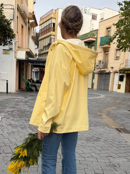Chubasquero amarillo con capucha Only