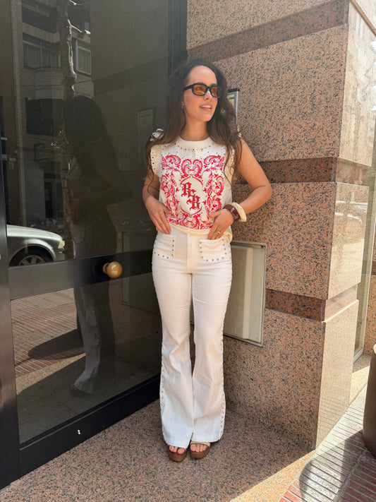 Pantalón flare con detalle de tachuelas