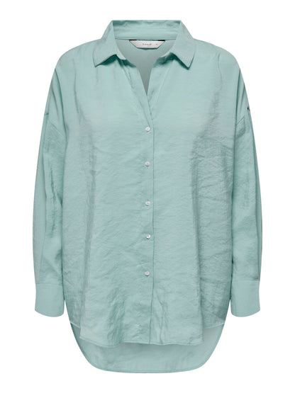 Camisa fluida de corte recto con botonadura frontal