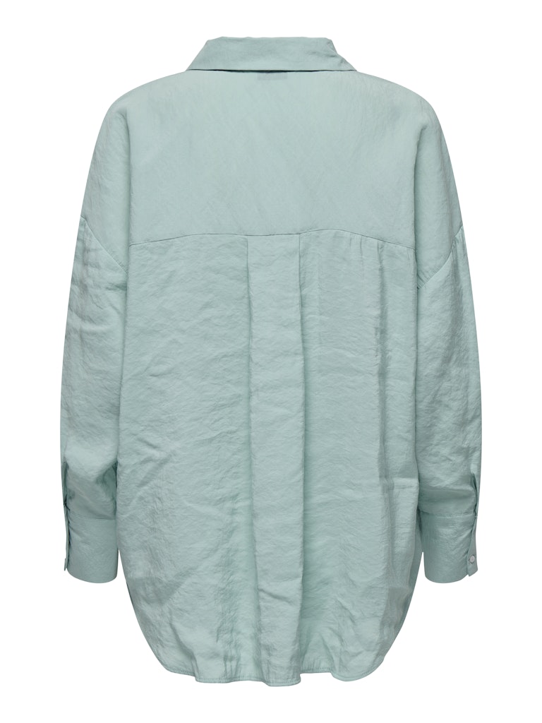 Camisa fluida de corte recto con botonadura frontal