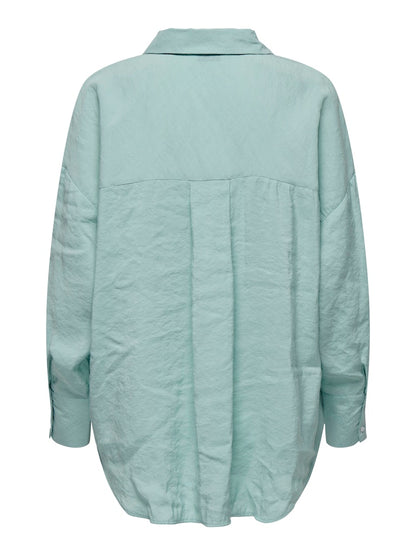 Camisa fluida de corte recto con botonadura frontal