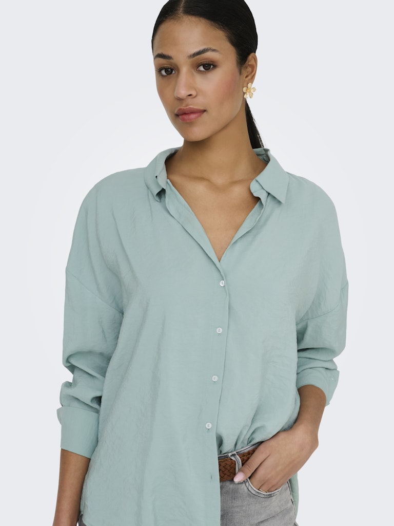 Camisa fluida de corte recto con botonadura frontal