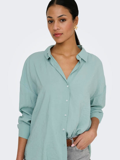 Camisa fluida de corte recto con botonadura frontal