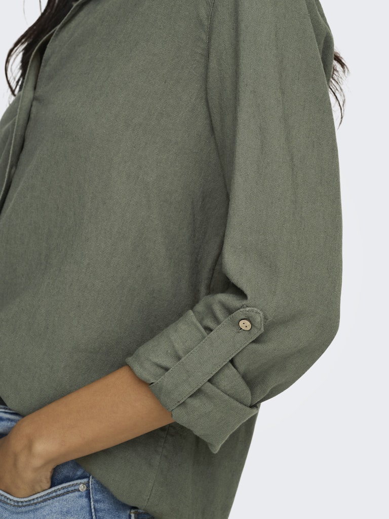 Blusa fluida de manga larga con botones