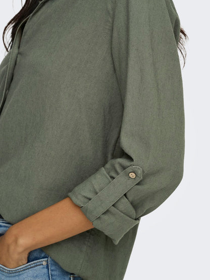 Blusa fluida de manga larga con botones