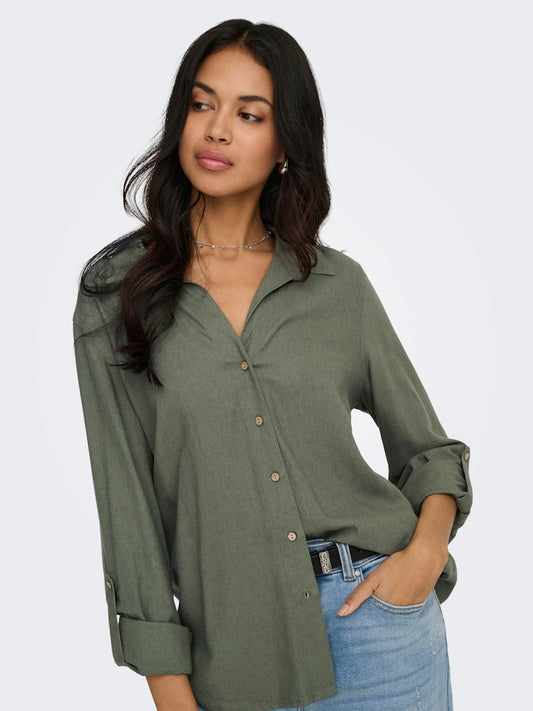 Blusa fluida de manga larga con botones