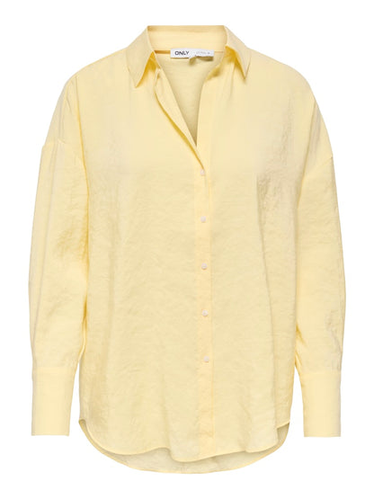 Camisa fluida de corte recto con botonadura frontal