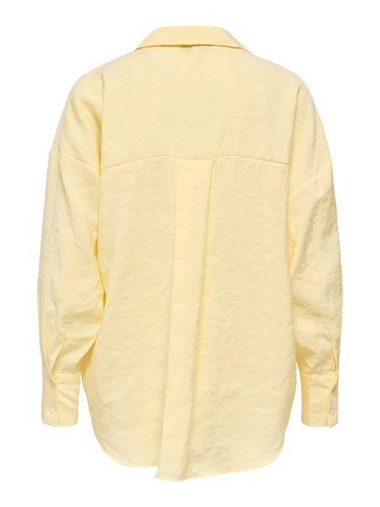 Camisa fluida de corte recto con botonadura frontal