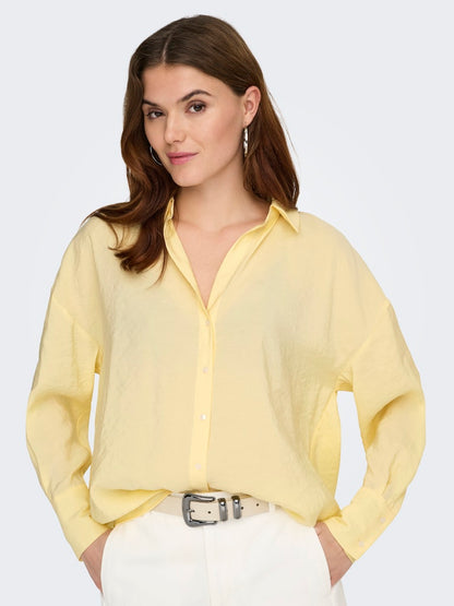 Camisa fluida de corte recto con botonadura frontal