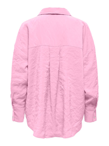 Camisa fluida de corte recto con botonadura frontal