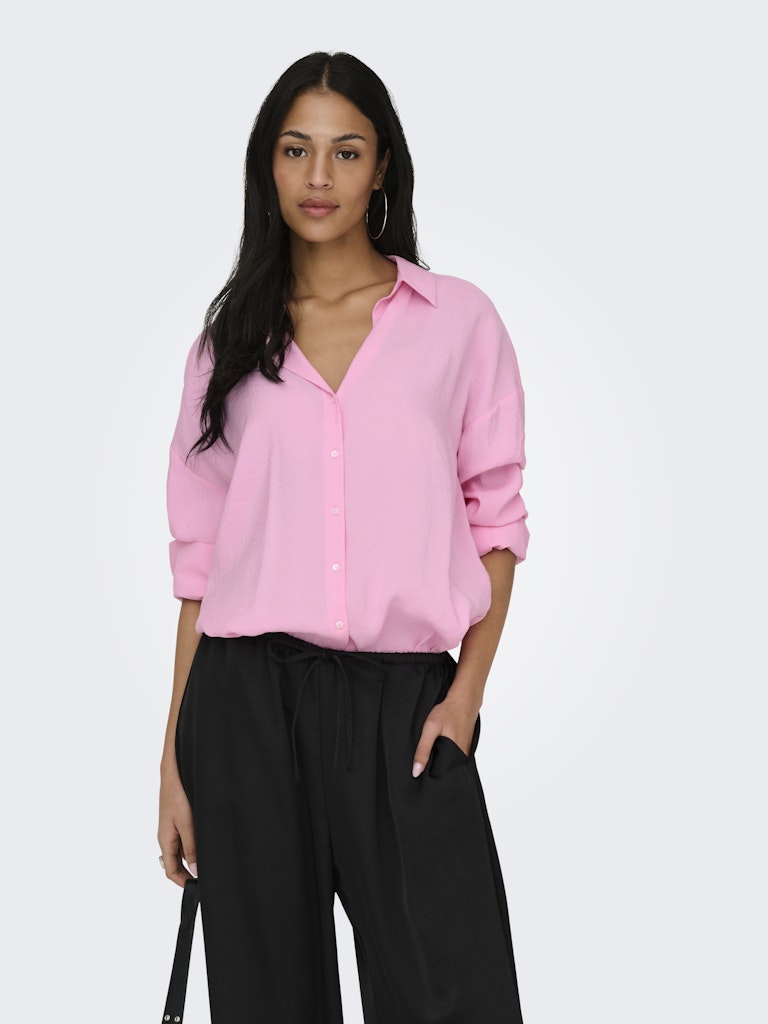 Camisa fluida de corte recto con botonadura frontal