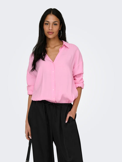 Camisa fluida de corte recto con botonadura frontal