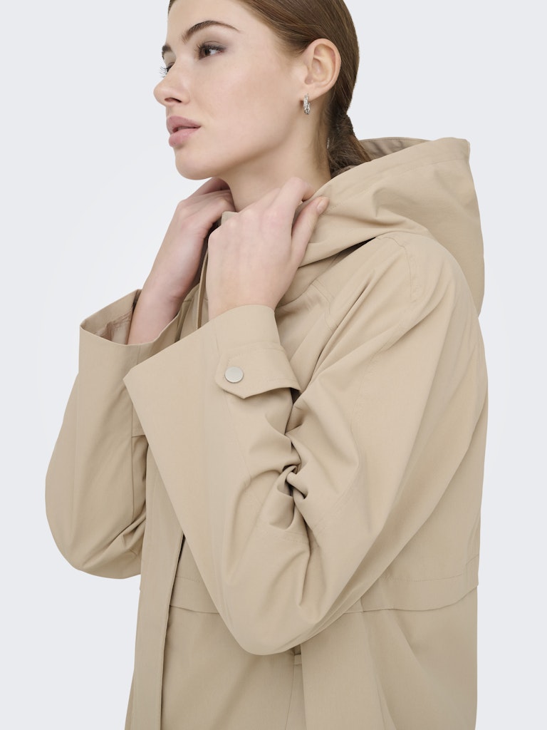 Chaqueta ligera beige con capucha