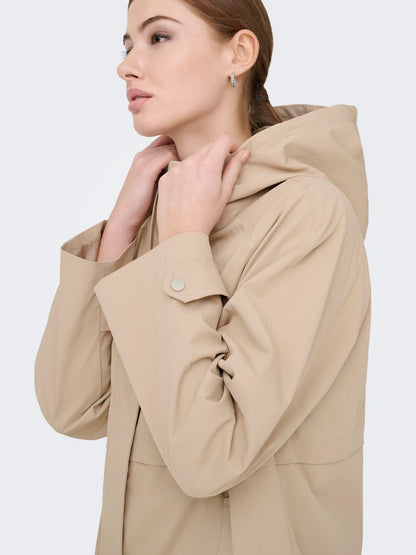 Chaqueta ligera beige con capucha