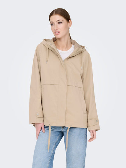 Chaqueta ligera beige con capucha