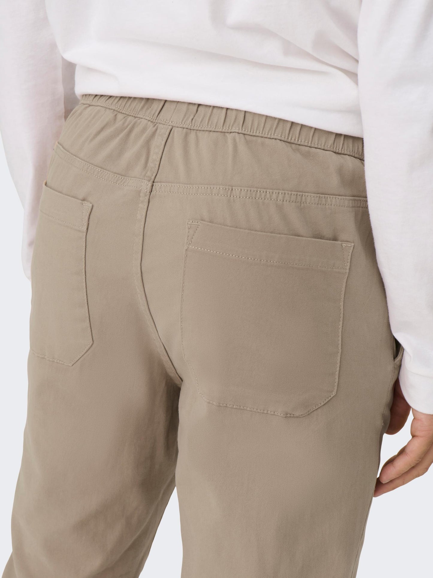 Pantalón cónico con cintura elástica