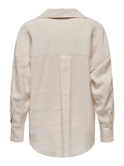 Camisa fluida de corte recto con botonadura frontal