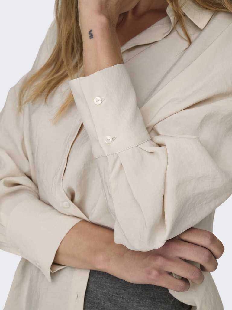 Camisa fluida de corte recto con botonadura frontal
