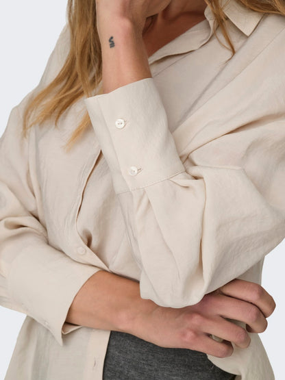 Camisa fluida de corte recto con botonadura frontal