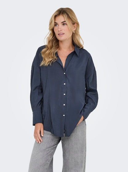 Camisa fluida de corte recto con botonadura frontal