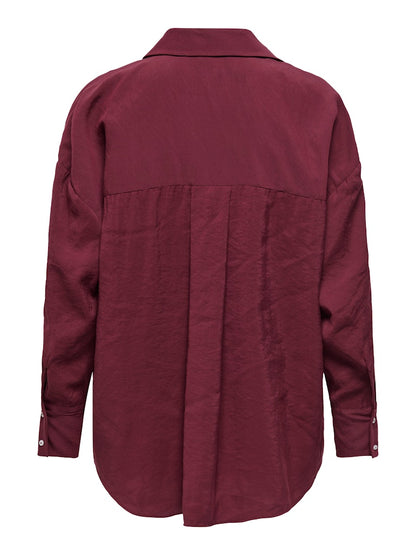 Camisa fluida de corte recto con botonadura frontal