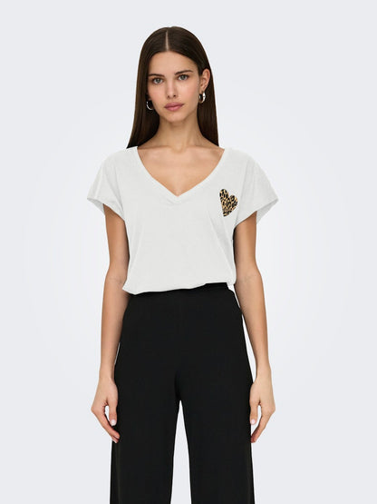 Camiseta con corazón animal print