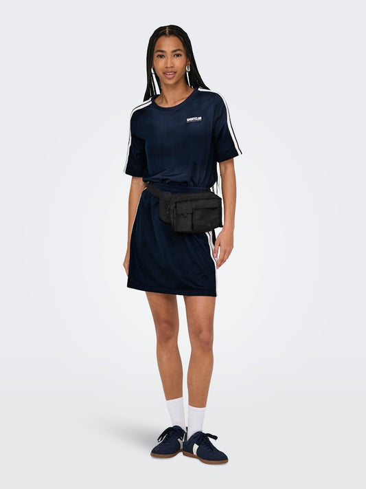 Falda deportiva con detalle de rayas laterales