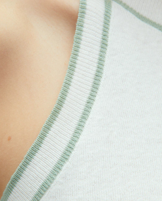 Top sin mangas con detalle en contraste