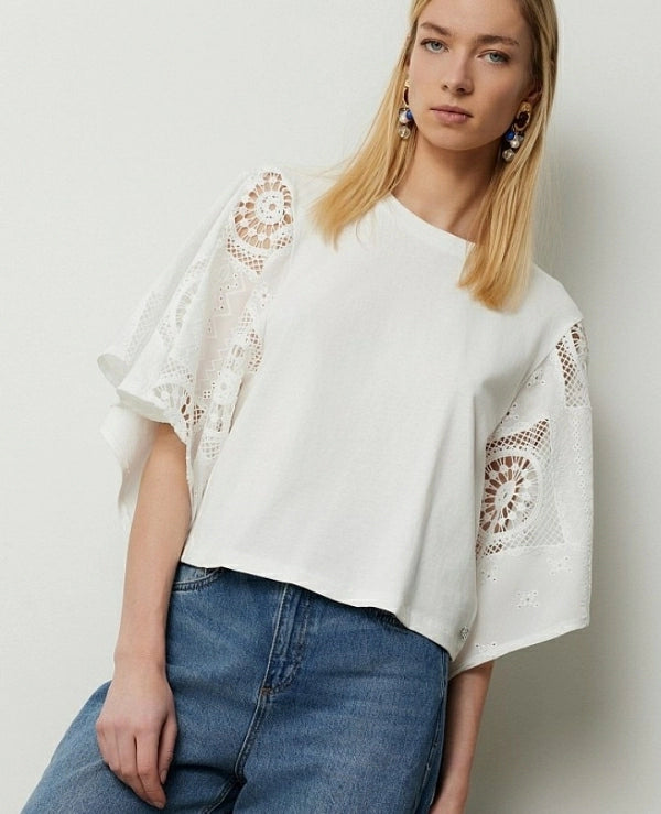 Blusa blanca con bordados y manga amplia