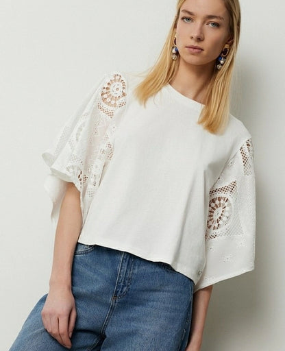 Blusa blanca con bordados y manga amplia