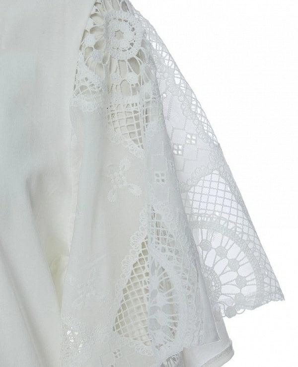 Blusa blanca con bordados y manga amplia