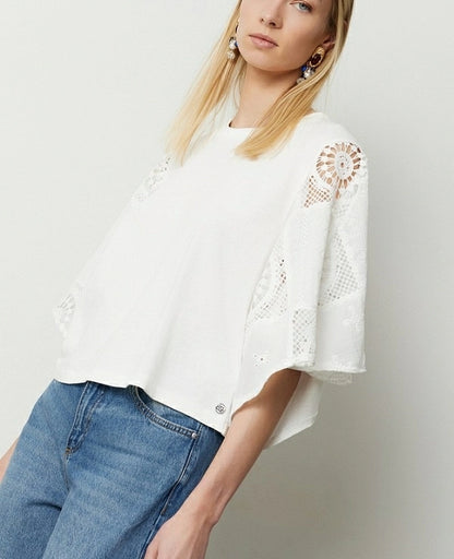 Blusa blanca con bordados y manga amplia